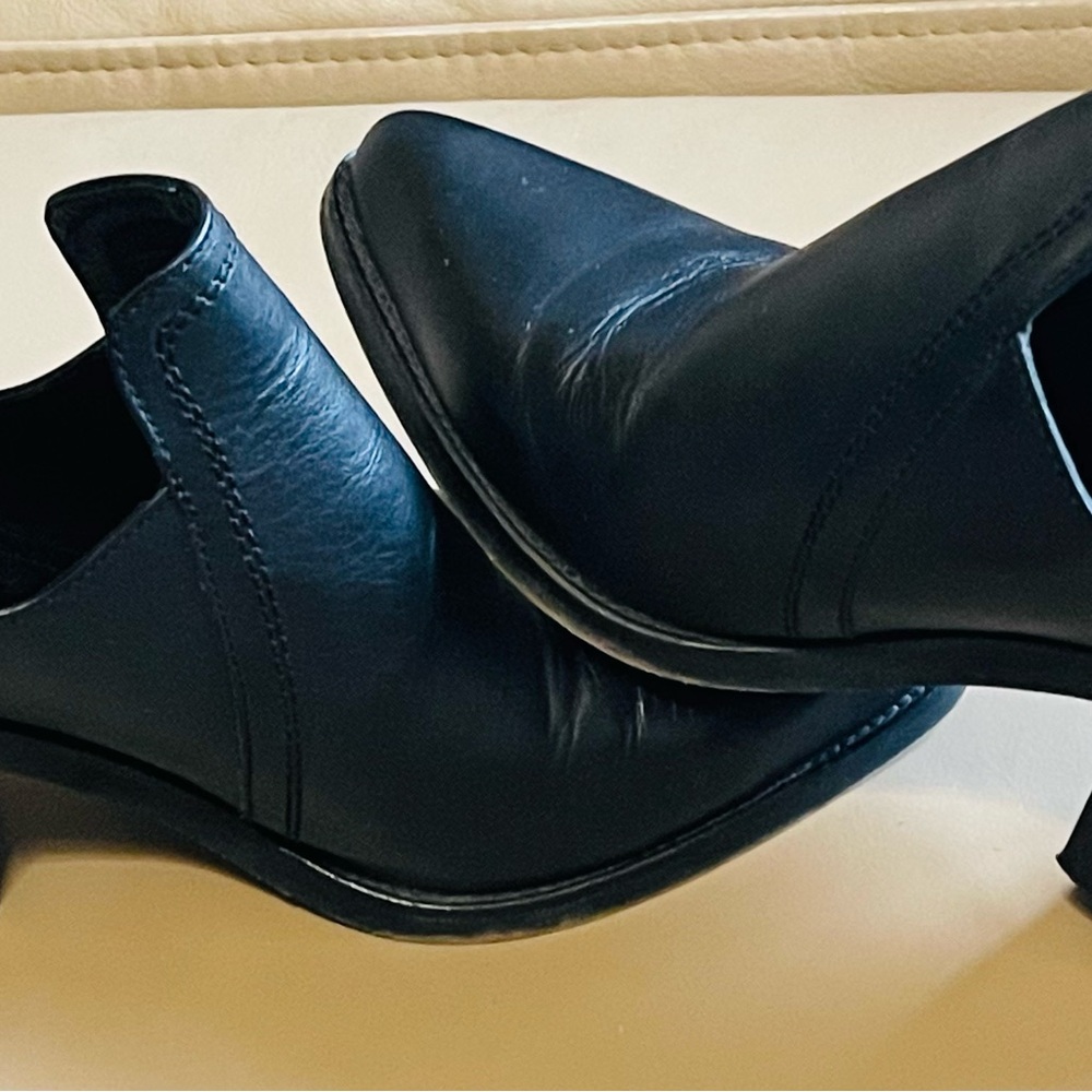 Luxury black leather mules